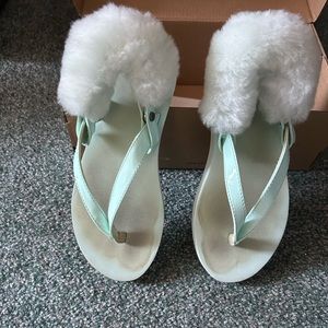 Size 2 UGG K Laalaa sandal/flip flop with detachable fur